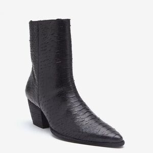 Matisse Caty Bootie black pointed toe reptile boots‎ size 6
